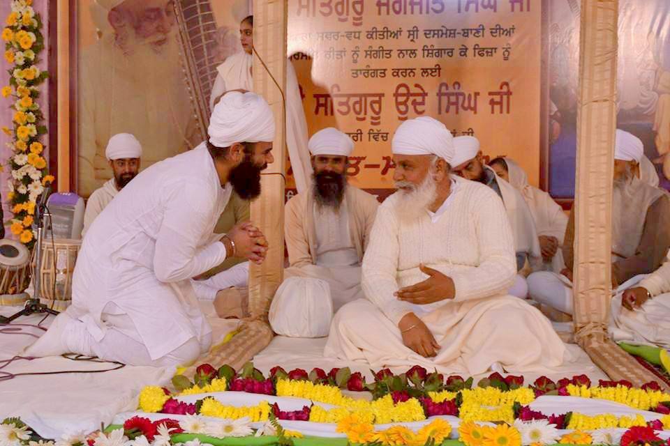 Satguru uday Singh ji giving blessings after Playing the jori in Ludhiana kirtan samagam in year 2014