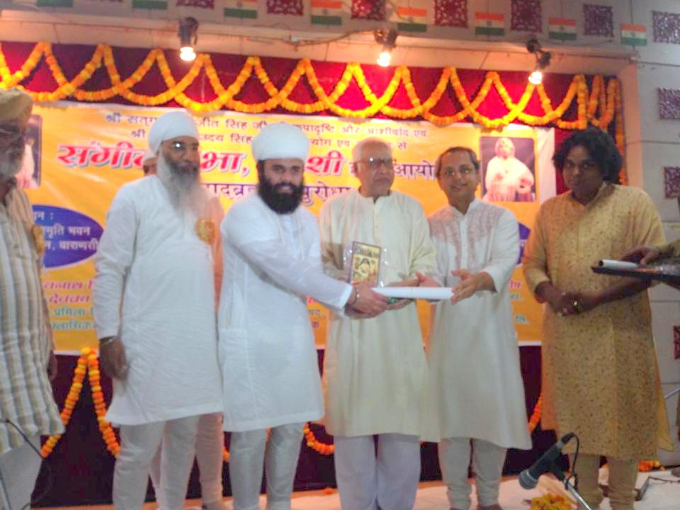 Guru ji pandit yogesh samsi ji giving blessings & honoured after  performance of the Punjab Gharana Pakhawaj solo in front of him in year 2014 at Varanasi Uttar Pradesh