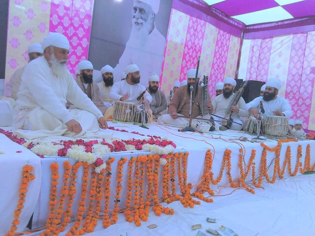 Gian Singh playing jori with his master ustad Sukhvinder Singh Pinky Ji in the presence of Sri Satguru Uday Singh Ji during aasa di vaar in Sri Bhaini Sahib