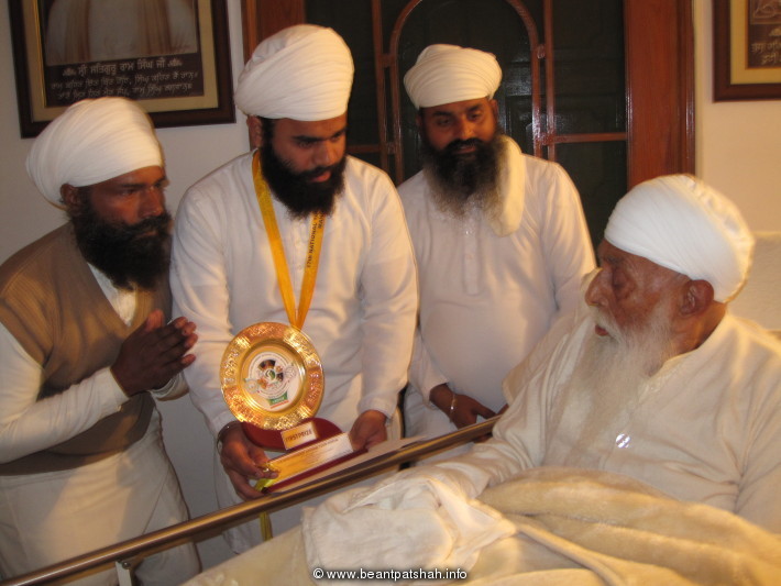 Satguru Jagjit Singh ji Maharaj giving blessings for won harivallabh sangeet sammelan with guru Ghar Da saaz-Jori  & also won  National youth festival with jori presentation  in year 2010-11 